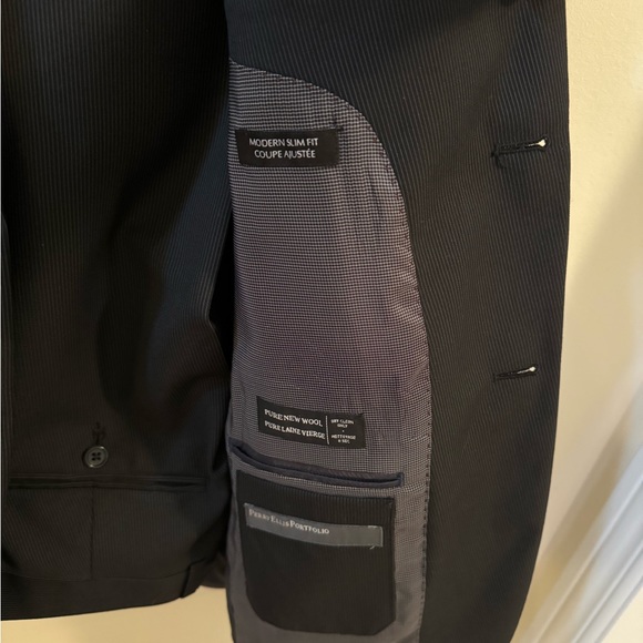 Perry Ellis Modern Slim Fit lightweight wool suit. Jacket 40R, Pants 32 waist - Picture 2 of 6